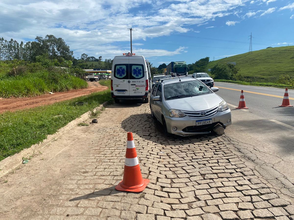 Foto mostra parte do parabrisa de veículo destruído após acidente