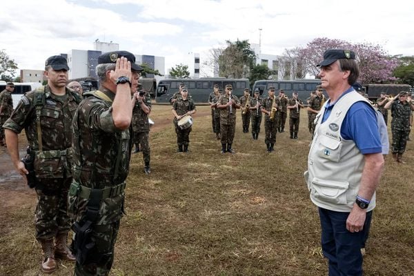 
General Mário Fernandes, à época comandante de Operações Especiais do Exército, cumprimenta o então presidente Jair Bolsonaro