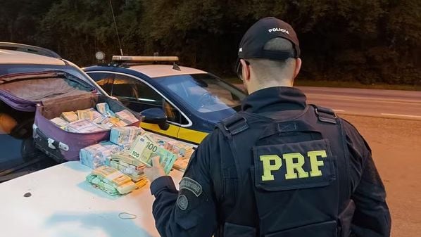 Dupla tinha a intenção de fugir para o Uruguai com cédulas de euro, dólar e real quando foram detidos em uma ação da Polícia Rodoviária Federal no Rio Grande do Sul