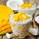 Pudim de chia com manga e coco (Imagem: Nataliya Arzamasova | Shutterstock)