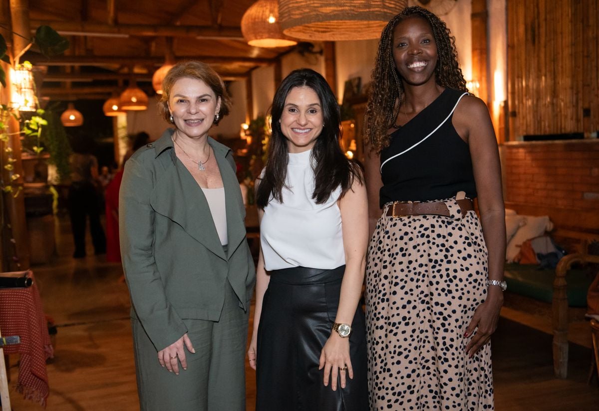 Alessandra Zanotti, Michele Janovik e Verônica Lopes em noite de formatura de jovens programadoras, atendidas pela ONG Instituto Oportunidade Brasil