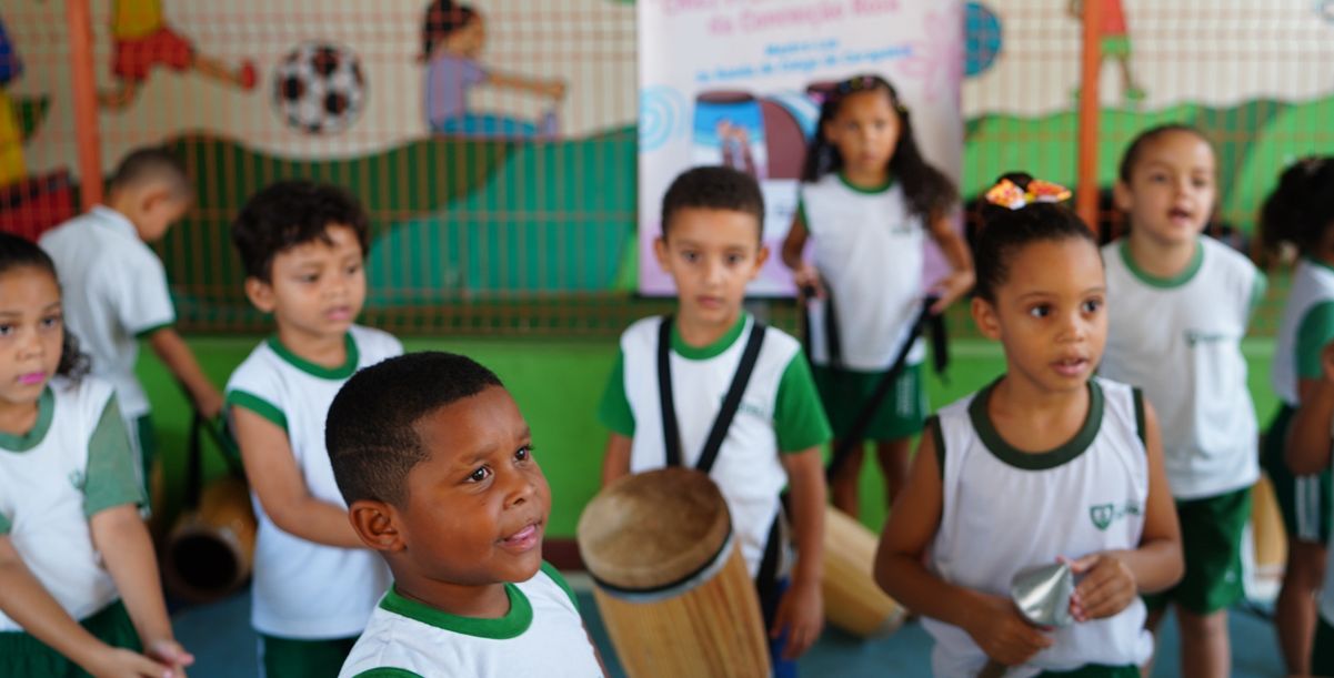 Alunos da Escola Professora Maria Amélia, em Carapebus participando da aula de congo do Projeto Instrumentarte por Ricardo Medeiros