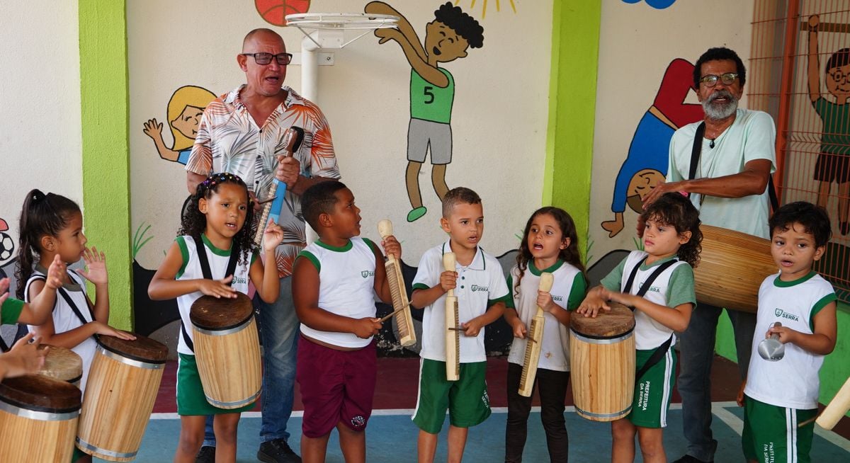 Alunos da Escola Professora Maria Amélia, em Carapebus participando da aula de congo do Projeto Instrumentarte por Ricardo Medeiros