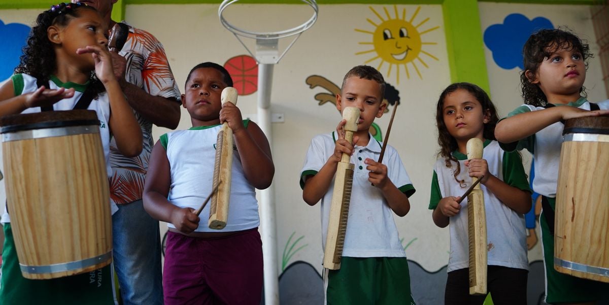 Alunos da Escola Professora Maria Amélia, em Carapebus participando da aula de congo do Projeto Instrumentarte por Ricardo Medeiros