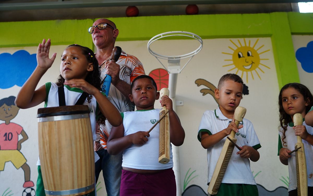 Alunos da Escola Professora Maria Amélia, em Carapebus participando da aula de congo do Projeto Instrumentarte por Ricardo Medeiros