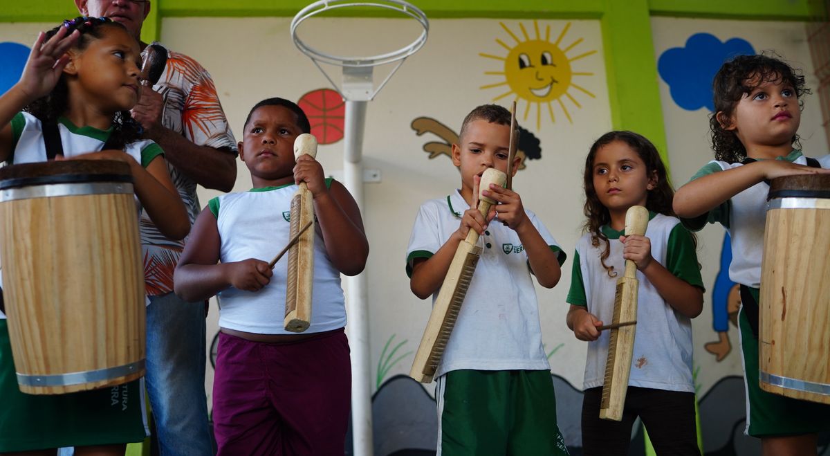 Alunos da Escola Professora Maria Amélia, em Carapebus participando da aula de congo do Projeto Instrumentarte por Ricardo Medeiros