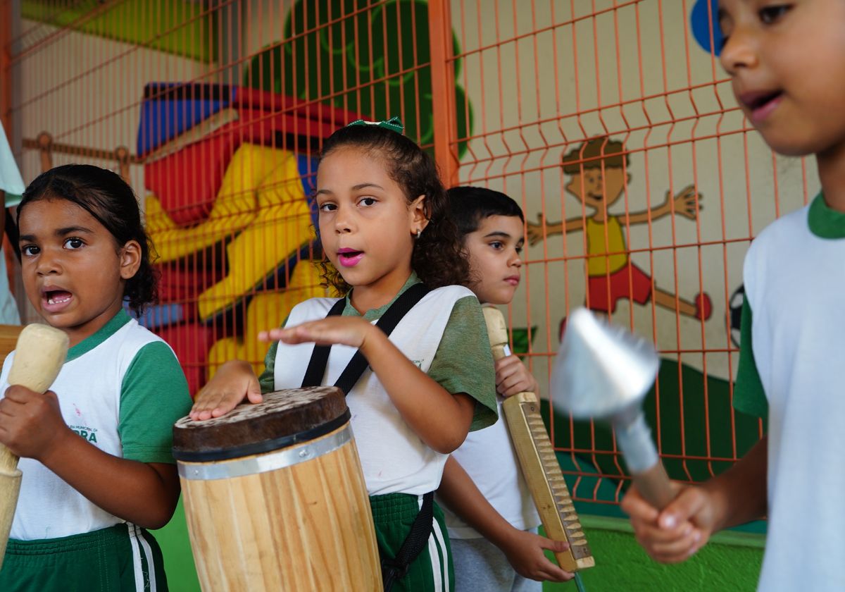 Alunos da Escola Professora Maria Amélia, em Carapebus participando da aula de congo do Projeto Instrumentarte por Ricardo Medeiros