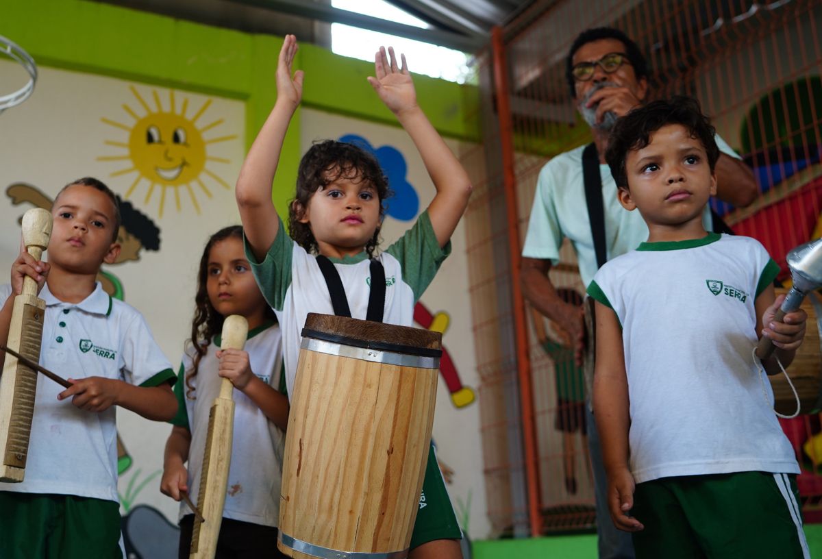 Alunos da Escola Professora Maria Amélia, em Carapebus participando da aula de congo do Projeto Instrumentarte por Ricardo Medeiros