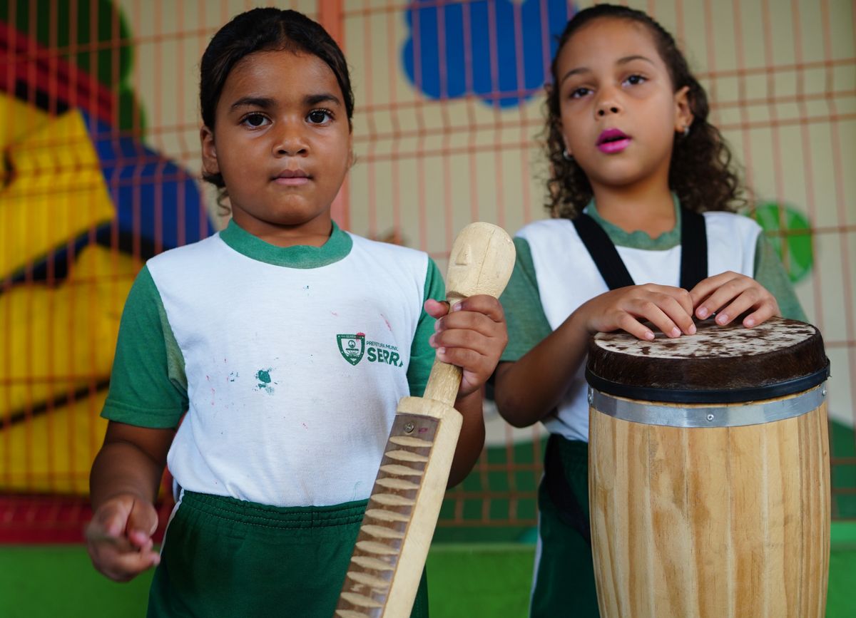 Alunos da Escola Professora Maria Amélia, em Carapebus participando da aula de congo do Projeto Instrumentarte por Ricardo Medeiros