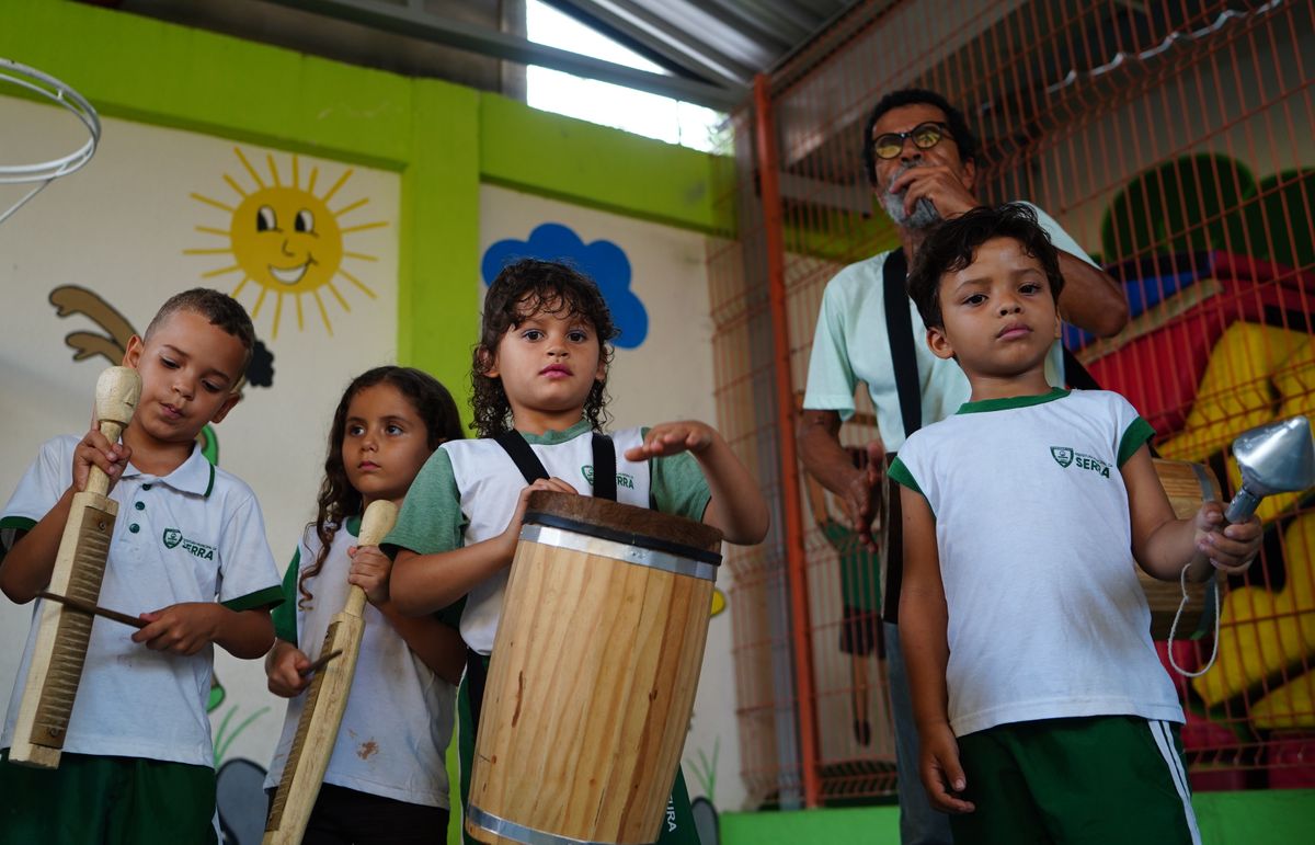 Alunos da Escola Professora Maria Amélia, em Carapebus participando da aula de congo do Projeto Instrumentarte por Ricardo Medeiros