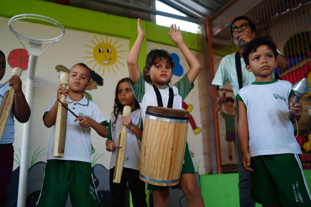 Alunos da Escola Professora Maria Amélia, em Carapebus participando da aula de congo do Projeto Instrumentarte por Ricardo Medeiros