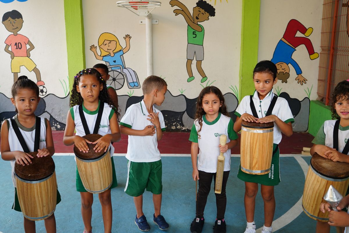 Alunos da Escola Professora Maria Amélia, em Carapebus participando da aula de congo do Projeto Instrumentarte por Ricardo Medeiros