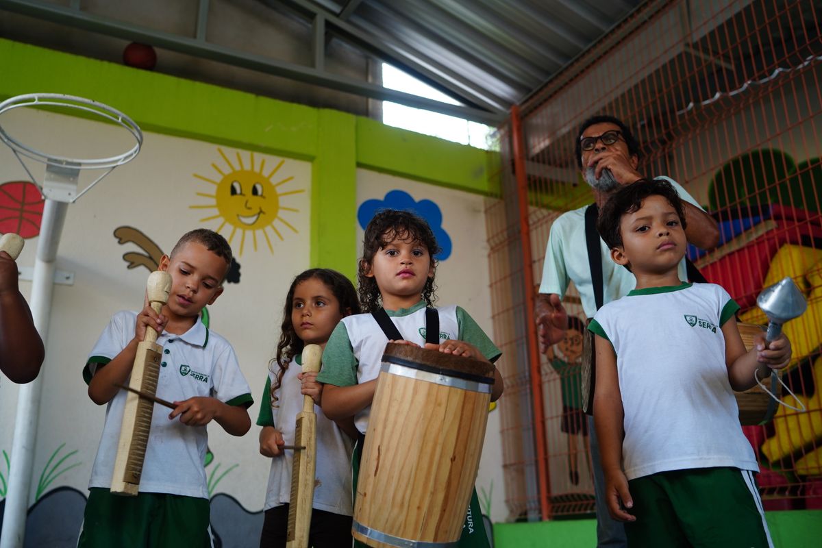 Alunos da Escola Professora Maria Amélia, em Carapebus participando da aula de congo do Projeto Instrumentarte por Ricardo Medeiros