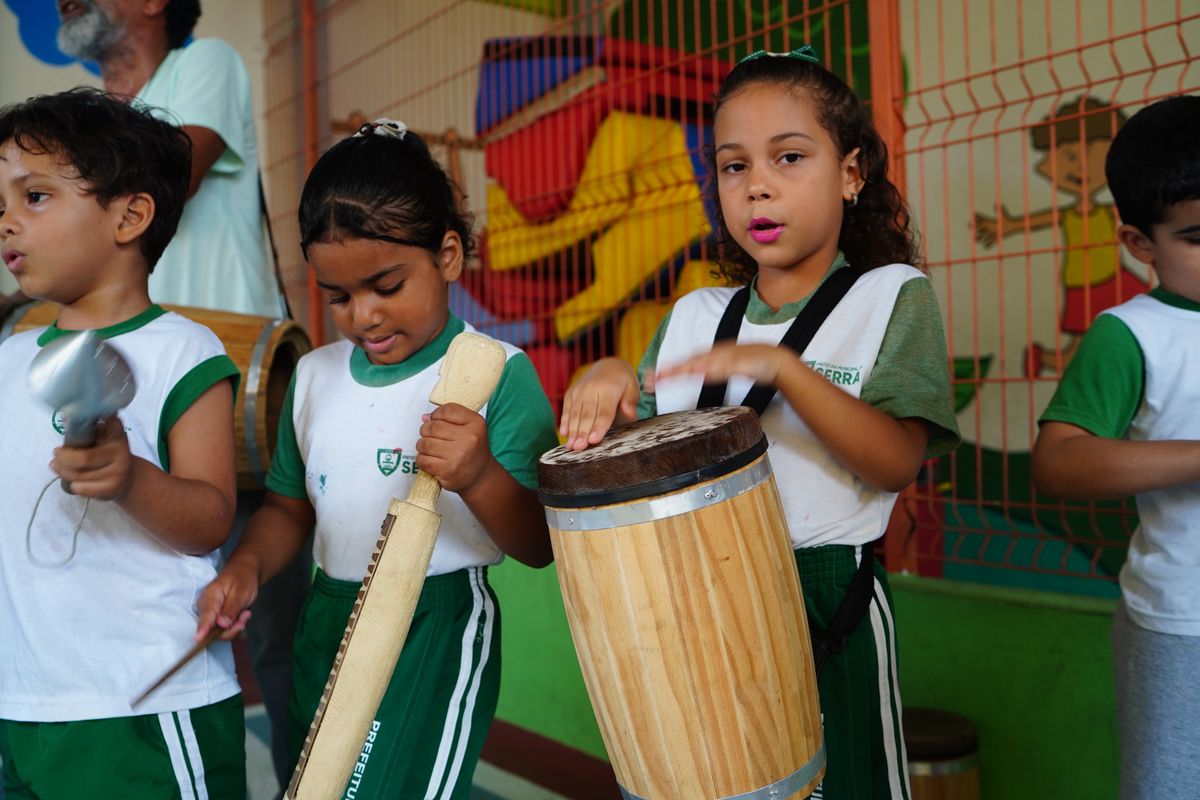 Alunos da Escola Professora Maria Amélia, em Carapebus participando da aula de congo do Projeto Instrumentarte por Ricardo Medeiros