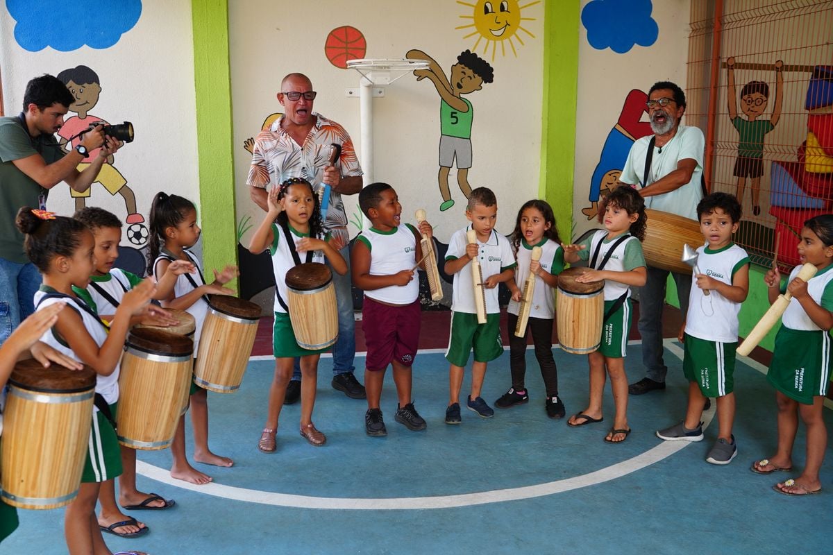 Alunos da Escola Professora Maria Amélia, em Carapebus participando da aula de congo do Projeto Instrumentarte por Ricardo Medeiros