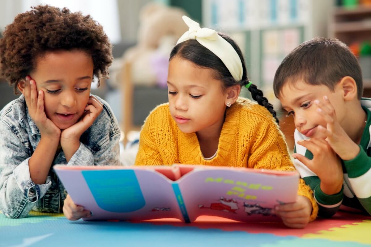 A literatura negra possibilita que jovens e crianças encontrem identificação e valorização em meio aos livros (Imagem: PeopleImages.com - Yuri A | Shutterstock)