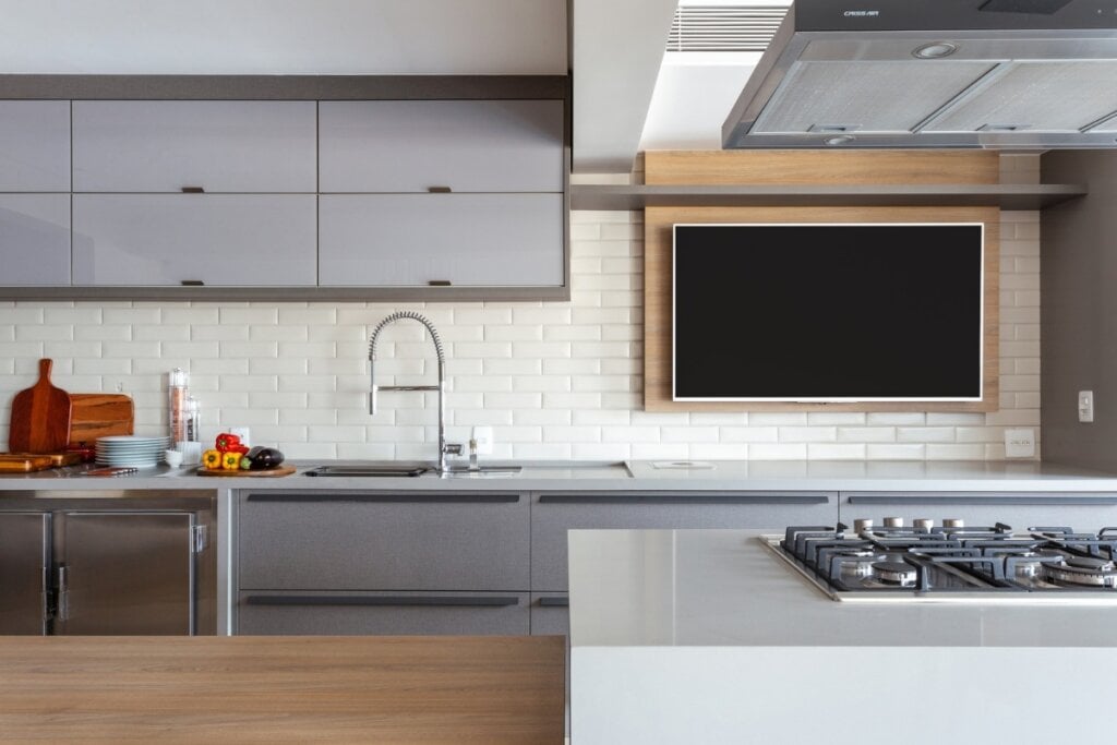 As coifas são incríveis para deixar a cozinha limpa e livre de gordura (Projeto: Escritório Dantas & Passos | Imagem: Maura Mello)