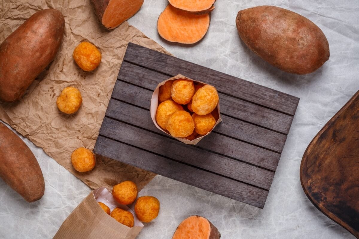 Bolinho de batata-doce com frango (Imagem: grafvision | Shutterstock)