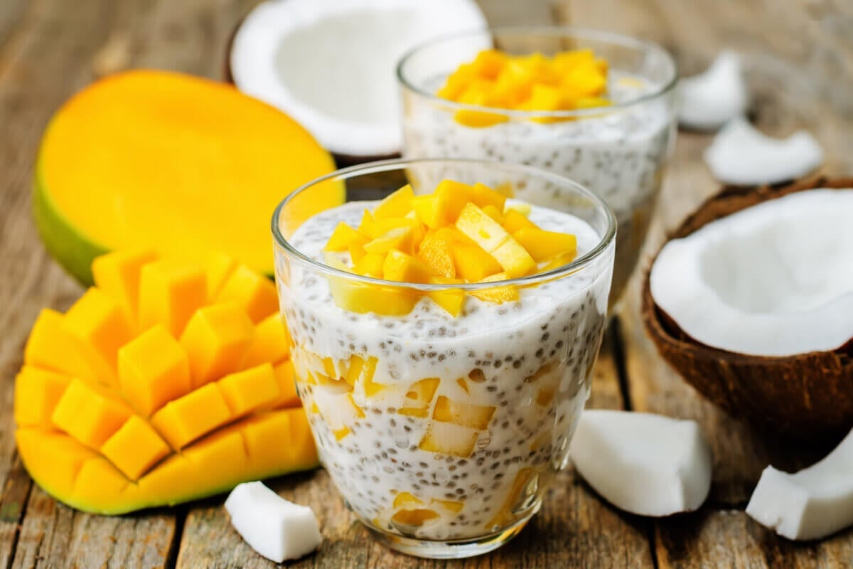 Pudim de chia com manga e coco (Imagem: Nataliya Arzamasova | Shutterstock)