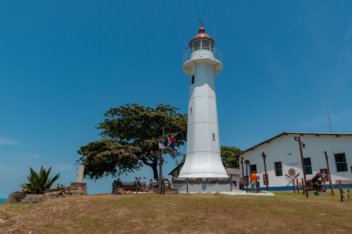 Farol de Santa Luzia, na Praia da Costa