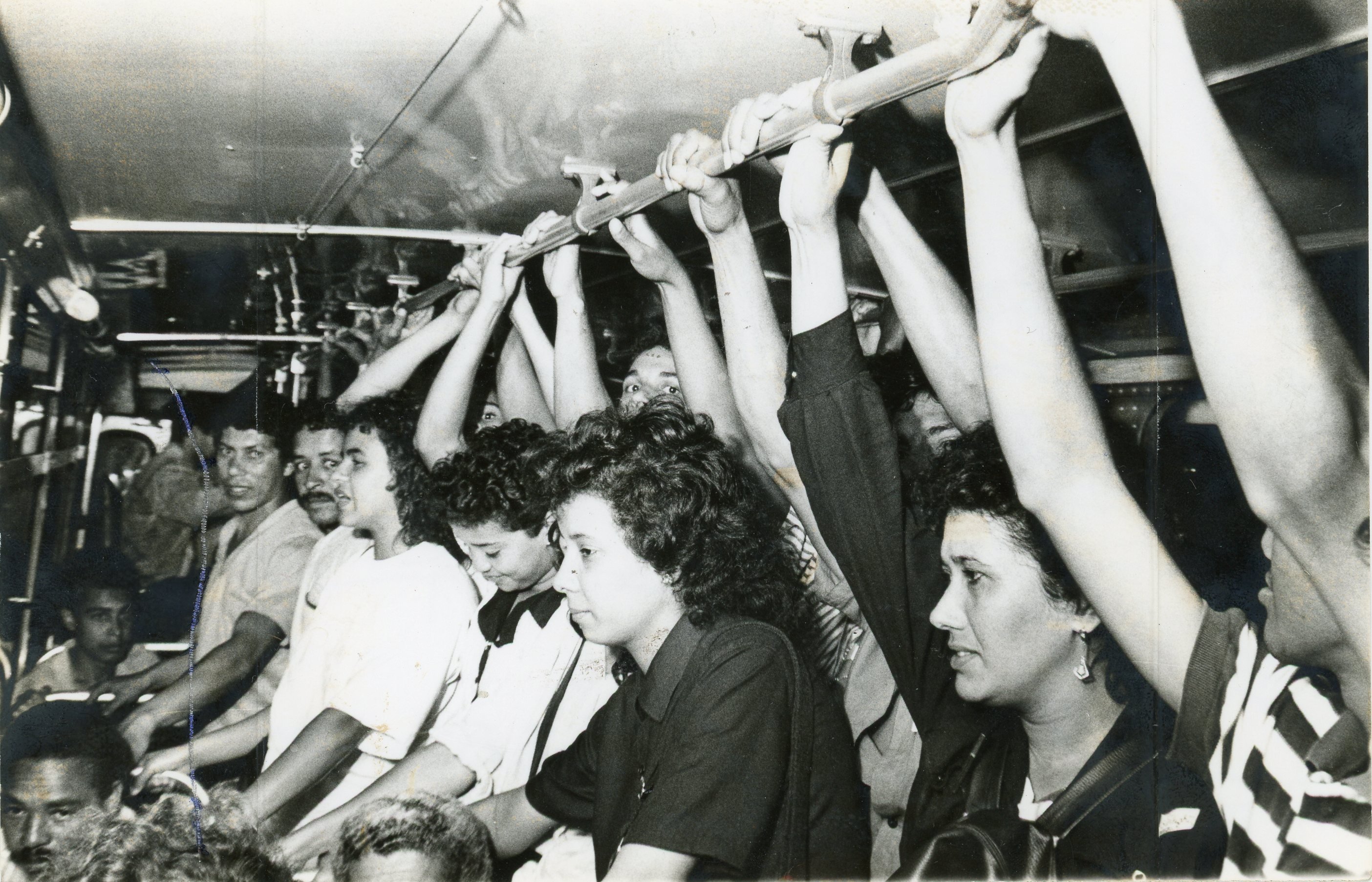 Ônibus lotado de passageiros em 1989