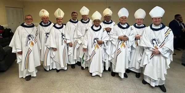 Dom Luiz, bispo de Cachoeiro, é o terceiro da esquerda para a direita na foto