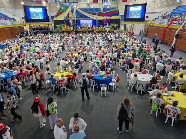 Foto do alto mostra diversas pessoa no evento da Igreja Católica em Porto Rico