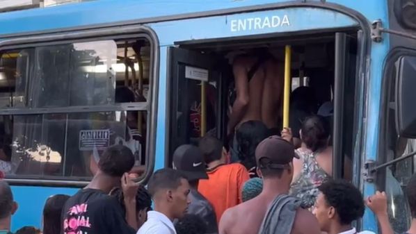 Durante o Dia da Consciência Negra, usuários do Sistema Transcol sofreram com a superlotação na volta pra casa após a praia em pontos de Vitória e Vila Velha