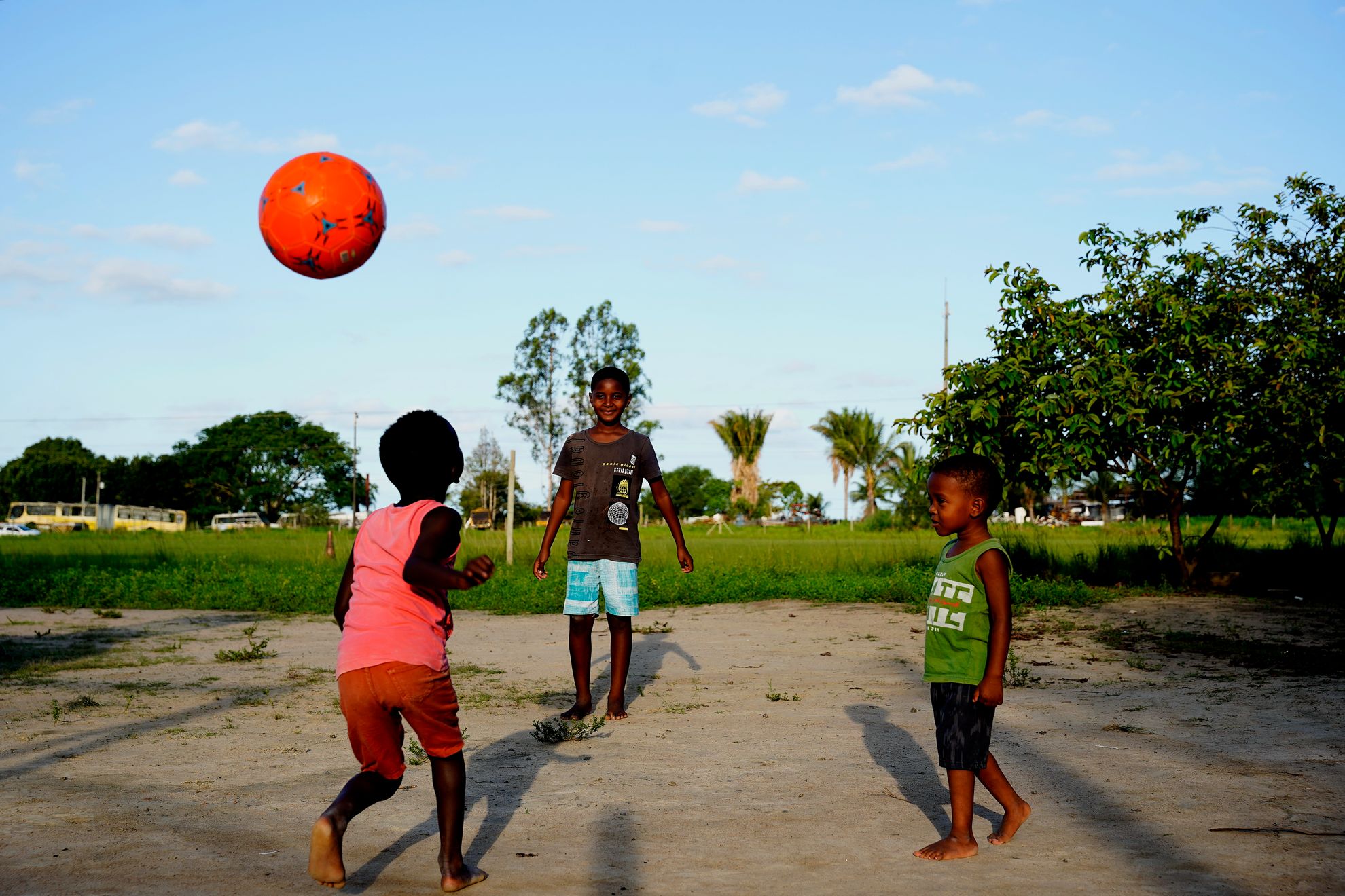 Crianças jogam bola no território quilombola de São Domingos, em Conceição da Barra. Crédito: Fernando Madeira