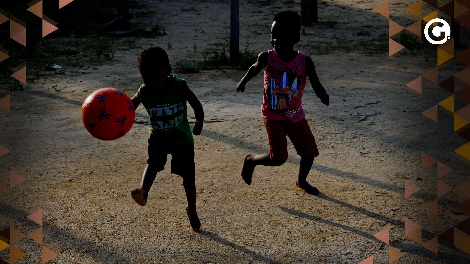 Crianças jogam bola no território quilombola de São Domingos, em Conceição da Barra