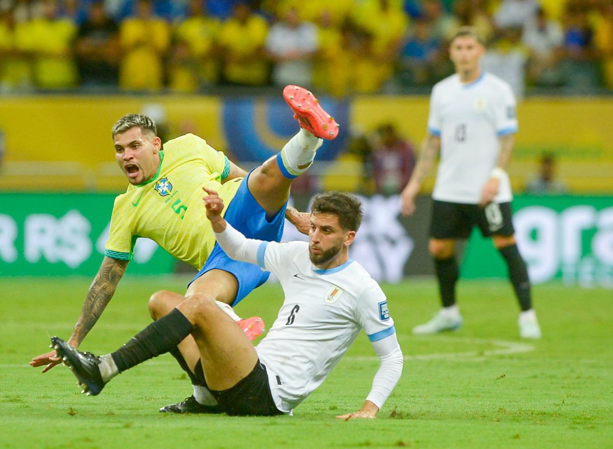 Bruno Guimarães fez uma partida muito ruim no empate com o Uruguai