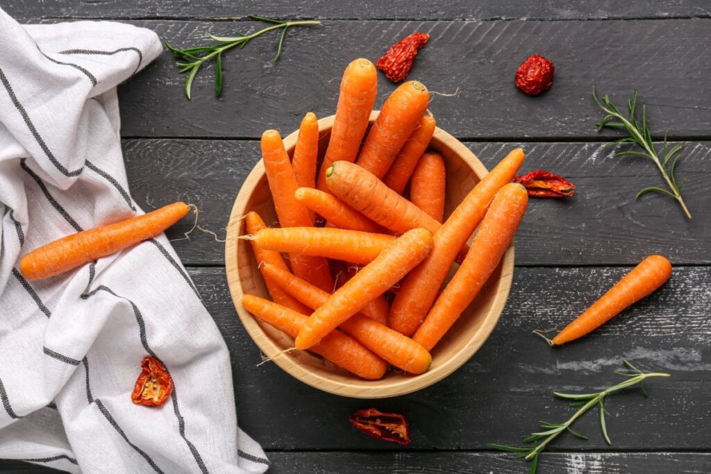 A cenoura é rica em betacaroteno e tem ação antioxidante (Imagem: Pixel-Shot | Shutterstock) 