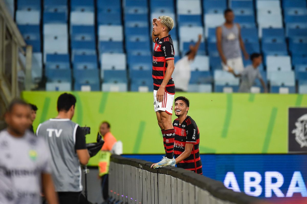 Matheus Gonçalves subiu na placa para comemorar o gol da virada sobre o Cuiabá