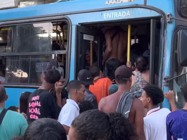 Passageiros tentam embarcar em ônibus lotado em Vila Velha.