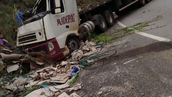 Motorista perdeu o controle da direção do veículo na manhã desta quinta-feira (21) e carreta tombou às margens da pista