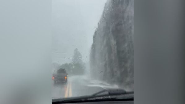 O trecho da BR 262 foi atingido por chuva forte por volta de 13h desta quinta (21), o que formou uma 'cachoeira' no local situado na região Serrana, que ficou conhecida nacionalmente através de uma charge