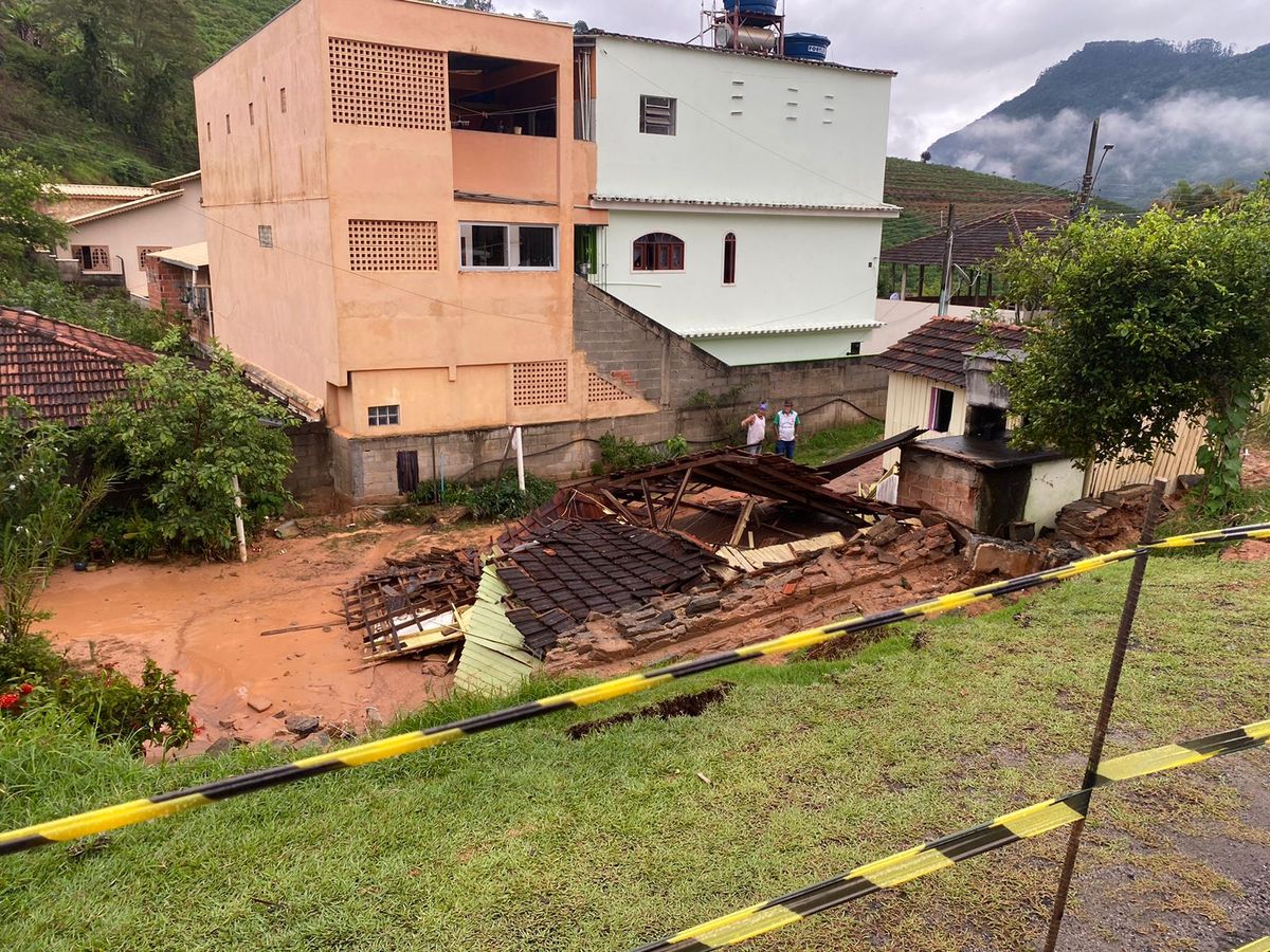 Casa desaba durante chuva e 8 pessoas ficam desalojadas em Venda Nova do Imigrante