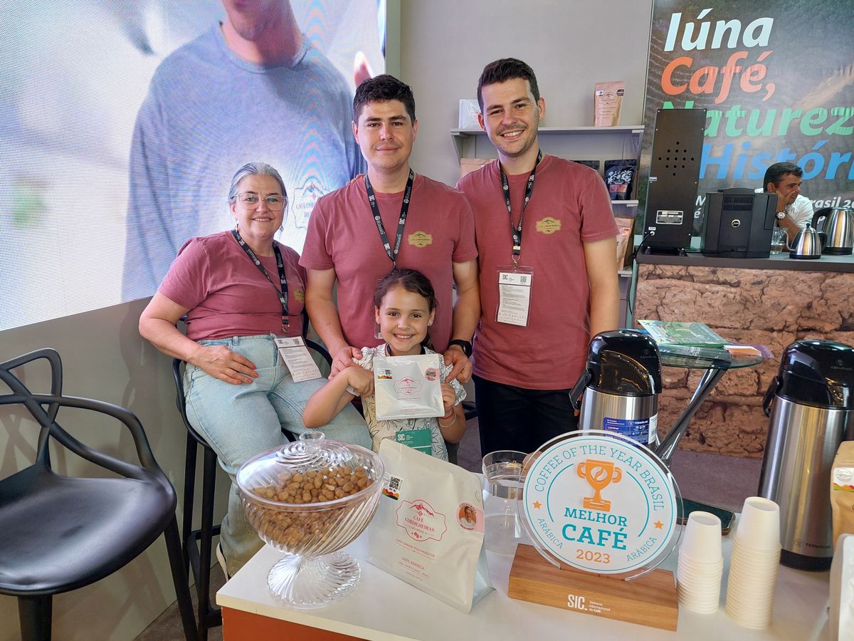 Deneval Junior e família produzem o café premiado Cordilheiras