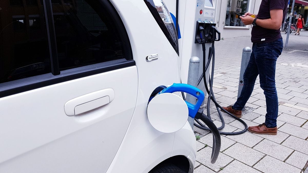 Eletropostos oferecem energia elétrica para carros nas cidades