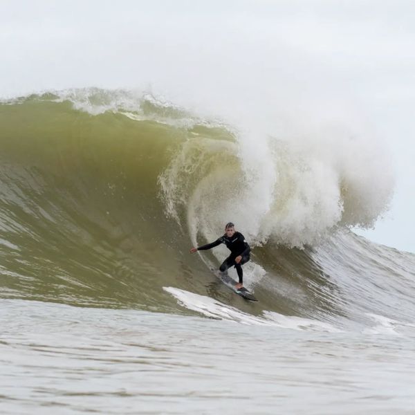 Fábio Sandes surfando em Vila Velha