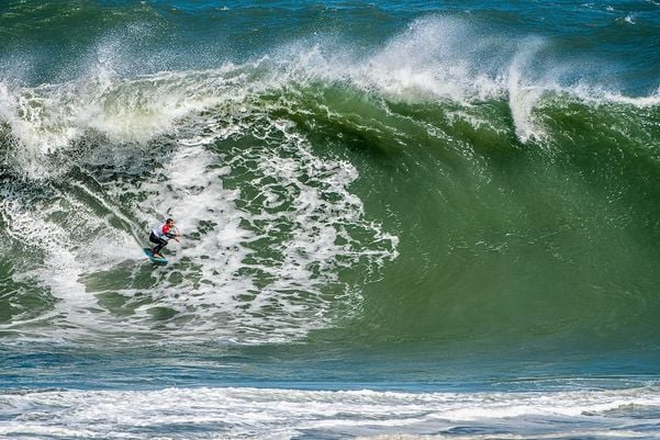 Felipe Lacerda surfando em Itacoatiara