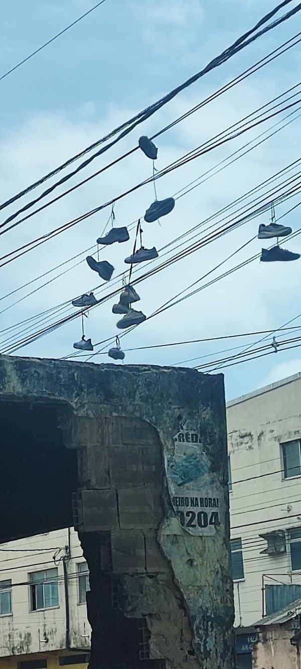 O varal com tênis pendurados na fiação no bairro São Diogo, na Serra