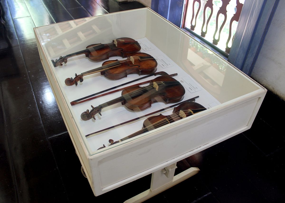 Violinos antigos do acervo do Museu Solar Monjardim