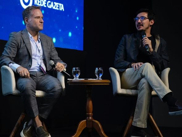 Pedra Azul Summit 2024 - cientista político Rafael Favetti e jornalista Nilson Klava, da GloboNews por Carlos Alberto Silva