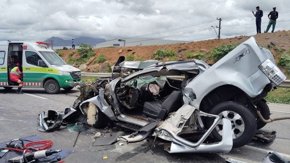 Caminhonete ficou completamente destruída; ocorrência foi registrada no km 284 da BR 101, sentido Serra - Cariacica