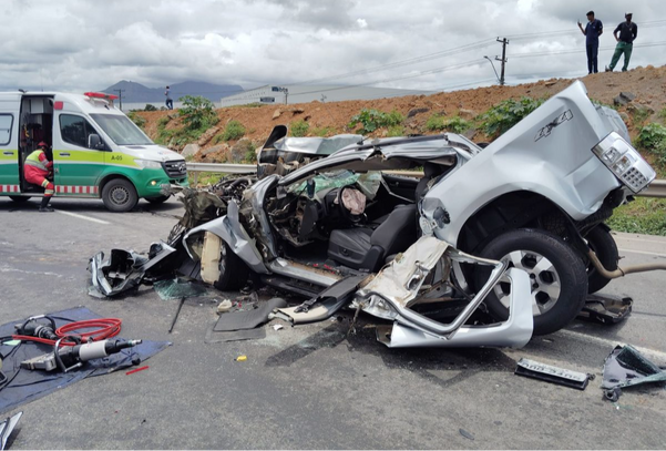 Caminhonete fica destruída após acidente na BR 101, em Cariacica