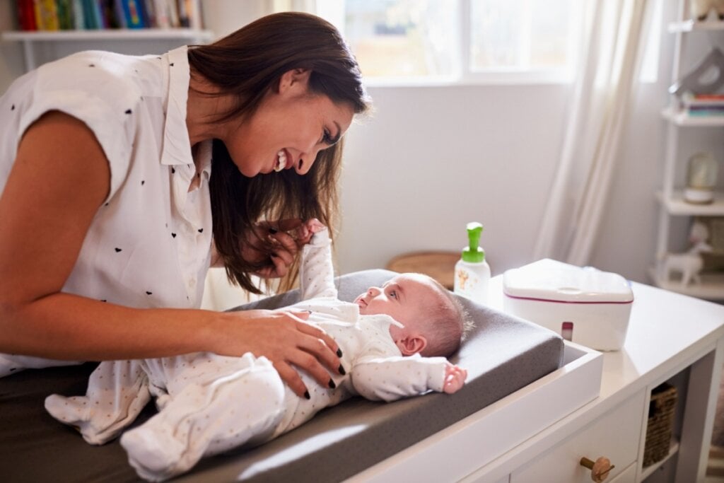 É importante nunca deixar o bebê sozinho, mesmo que seja por pouco tempo (Imagem: Monkey Business Images | Shutterstock)