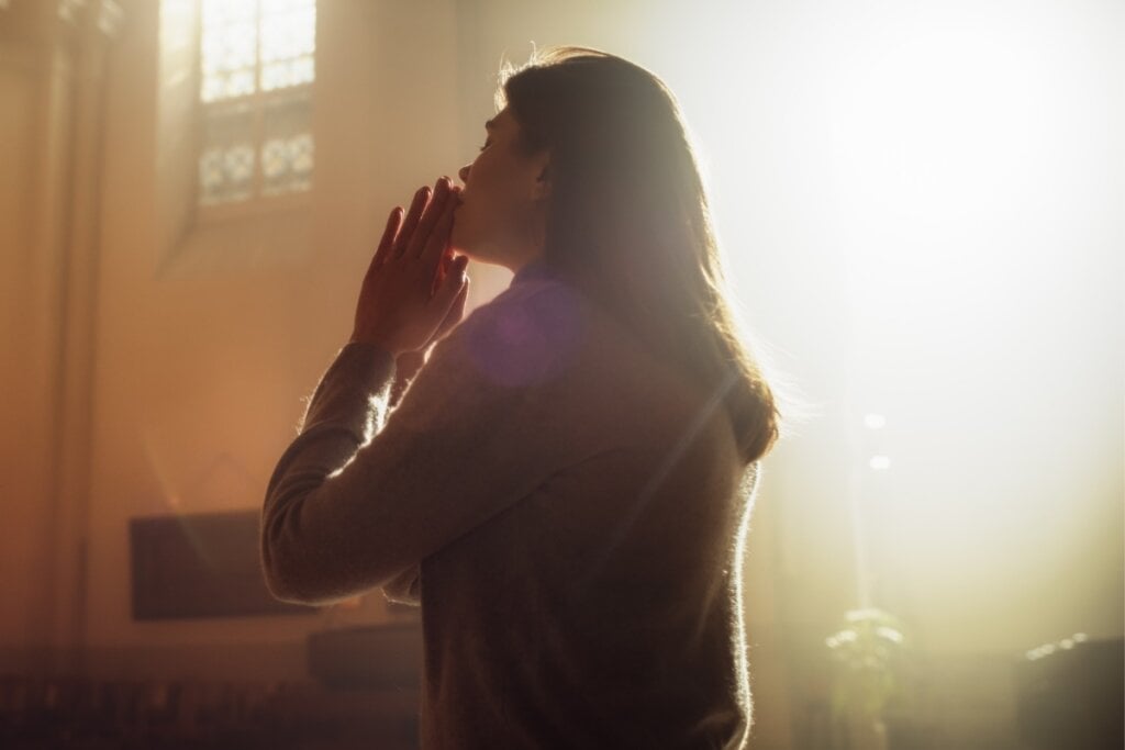 Por meio das orações dedicadas à padroeira da música, encontramos inspiração em sua devoção inabalável (Imagem: Gorodenkoff | Shutterstock)