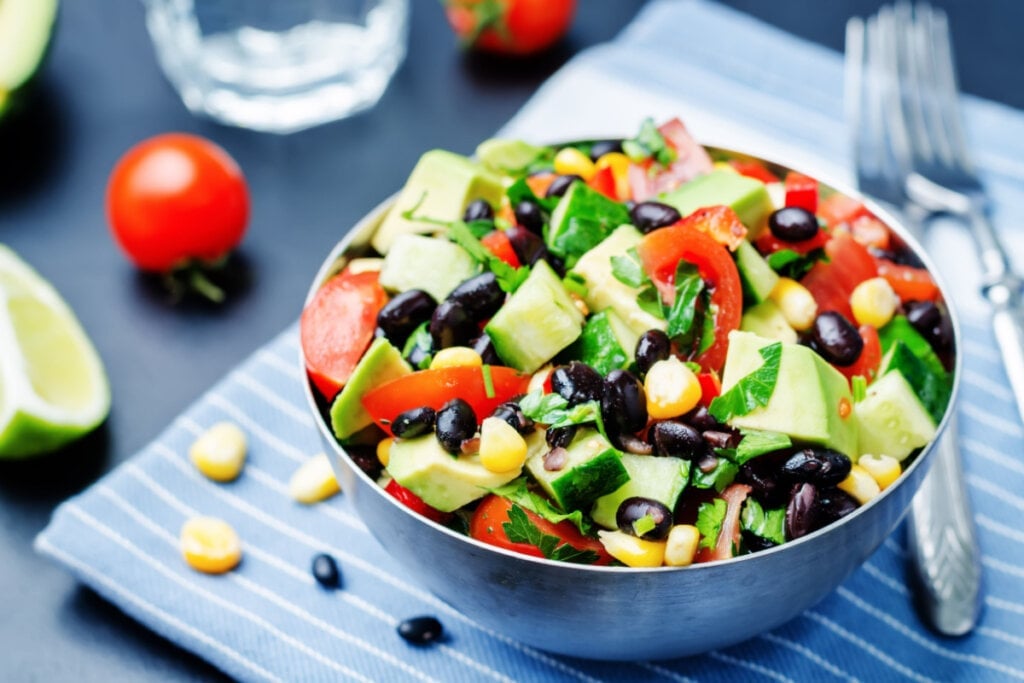 Salada detox de feijão-preto (Imagem: Nataliya Arzamasova | Shutterstock)