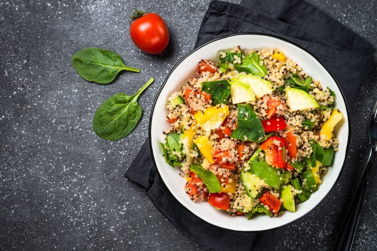 Salada detox de quinoa e espinafre (Imagem: nadianb | Shutterstock)